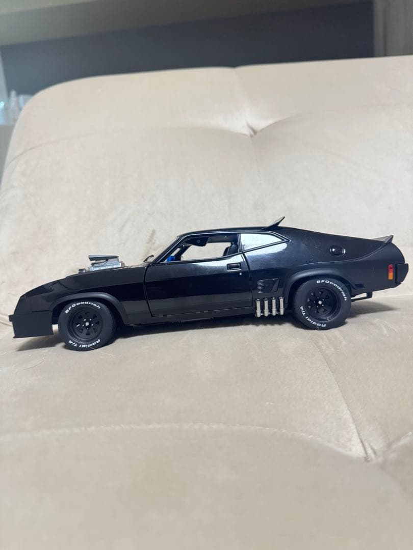 オートアート　マッドマックス　V8インターセプター