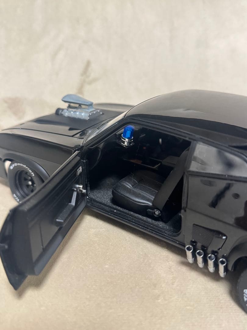 オートアート　マッドマックス　V8インターセプター