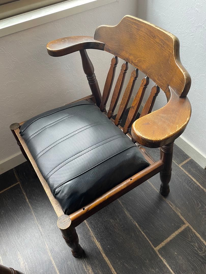 アンティーク 木製アームチェア 黒クッション