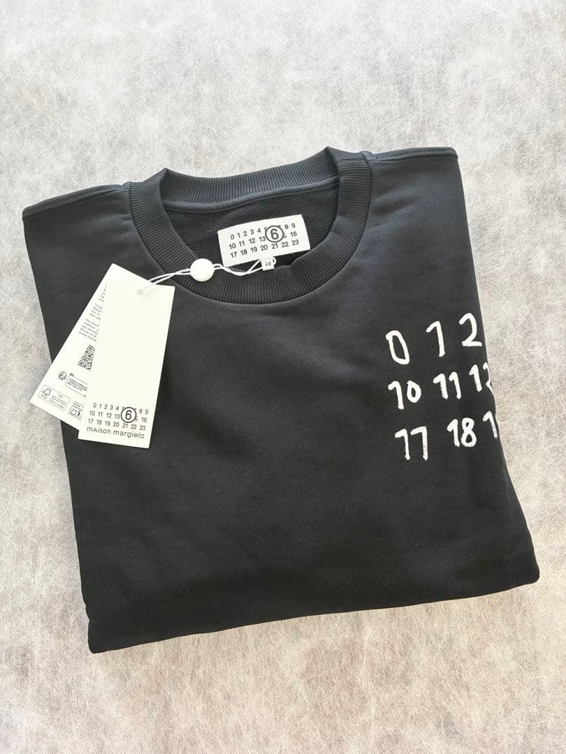 大人もOK MM6 Maison Margiela . ナンバーロゴ スウェット