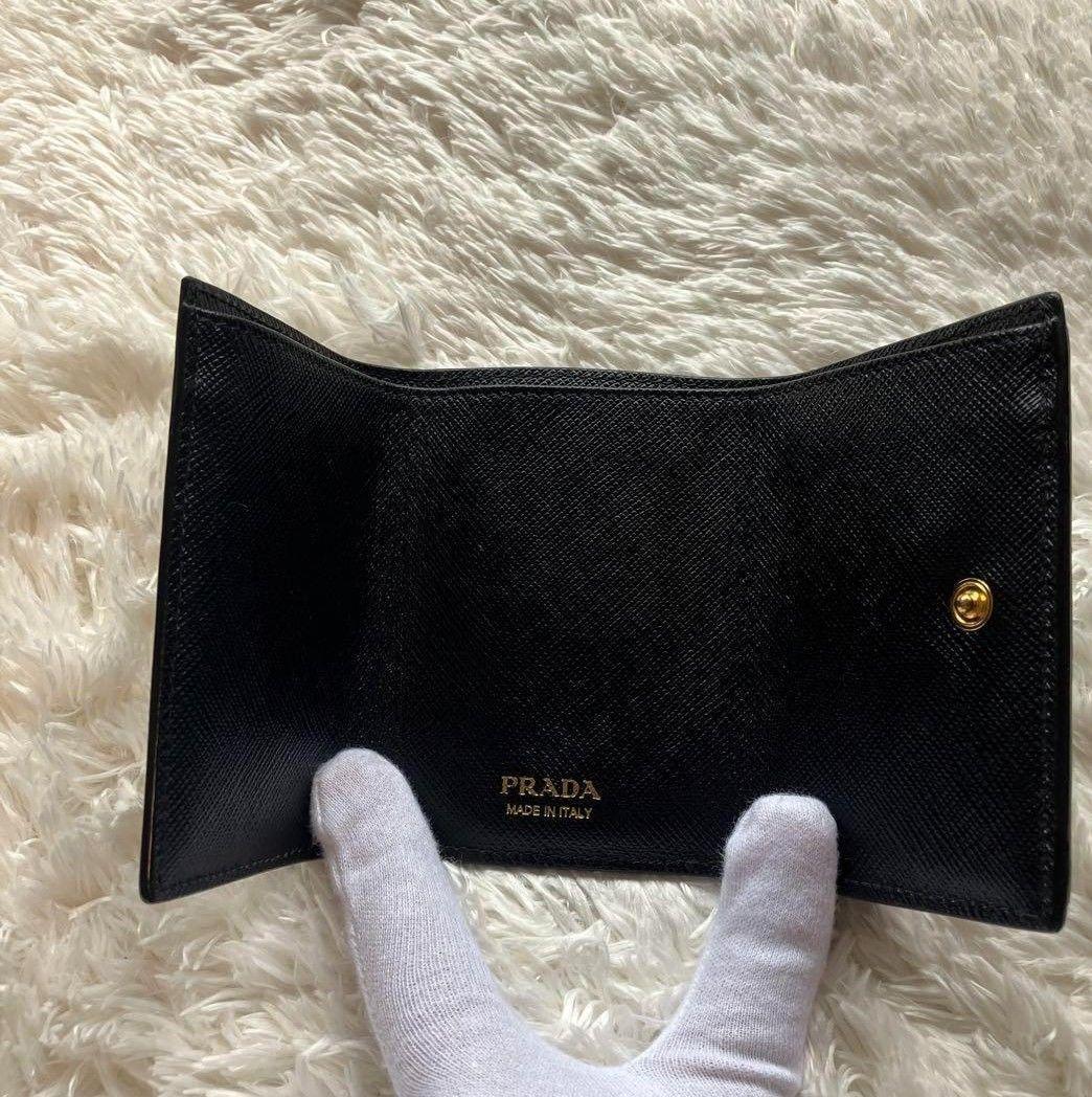 プラダ　PRADA 三つ折り財布　レザー　ロゴ金具　ブラック サフィアーノ黒