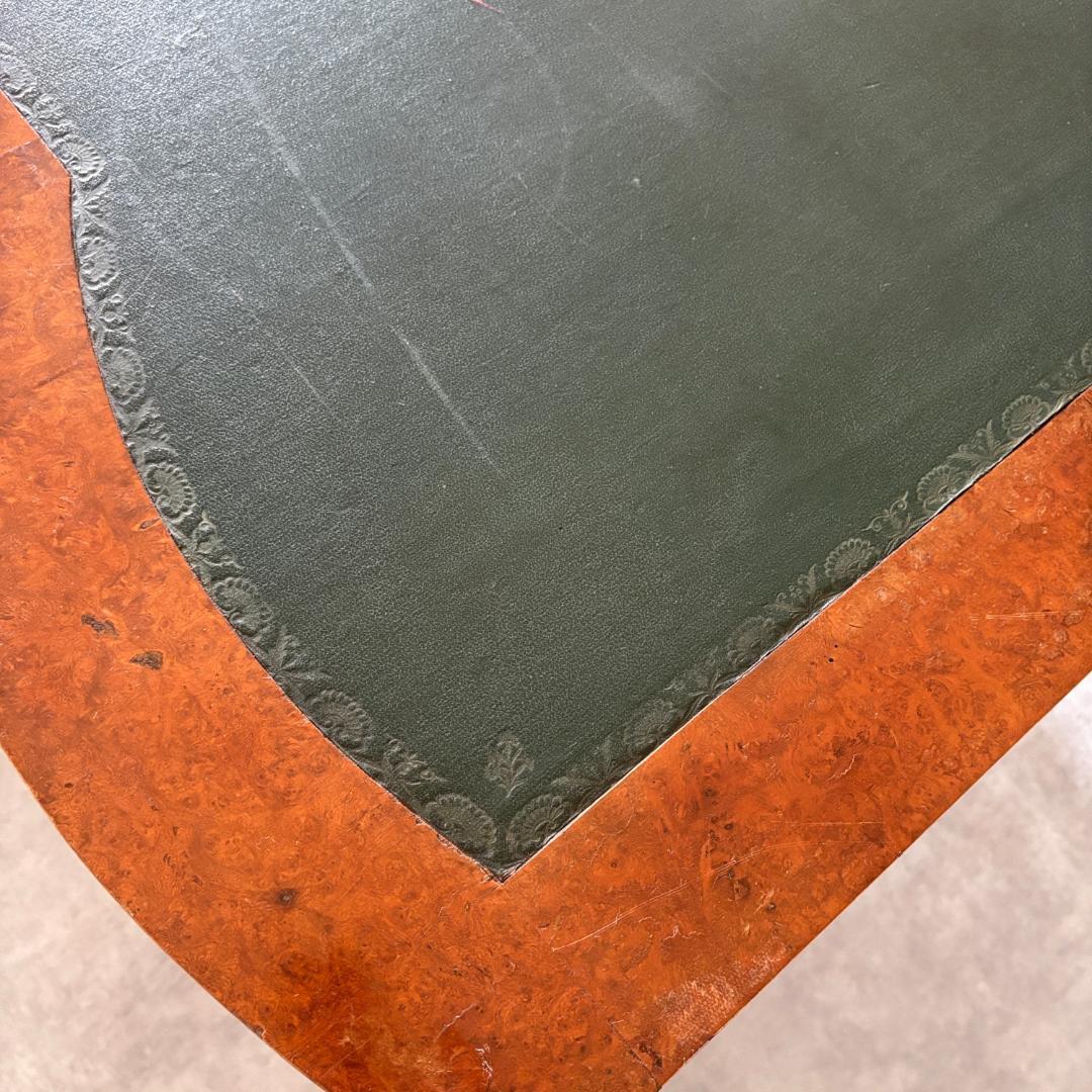 ロココ様式 ラグジュアリーデスク レザートップ＆真鍮装飾付き鍵付き