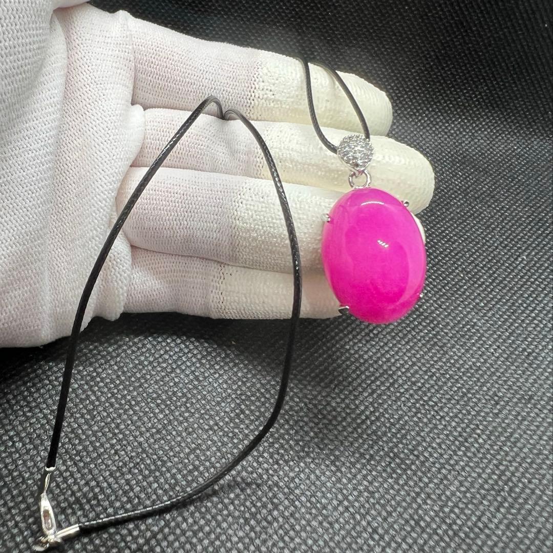 新品 綺麗なピンク色の翡翠卵形ペンダント革紐でビンテージスタイル