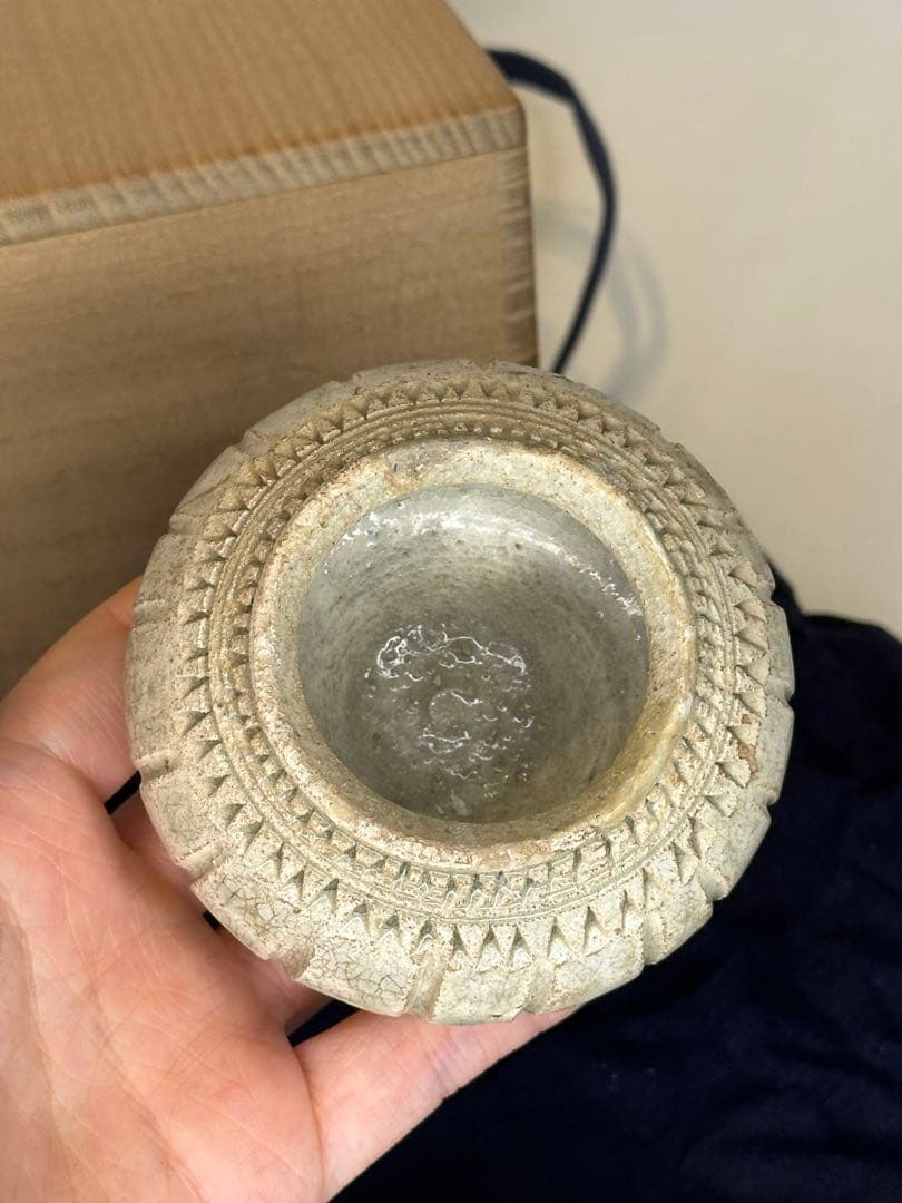 中国宋元時代 高古磁器 香合 小罐 蓮花浮彫蓋 石質感釉 灰白青色 貫入 箱付き