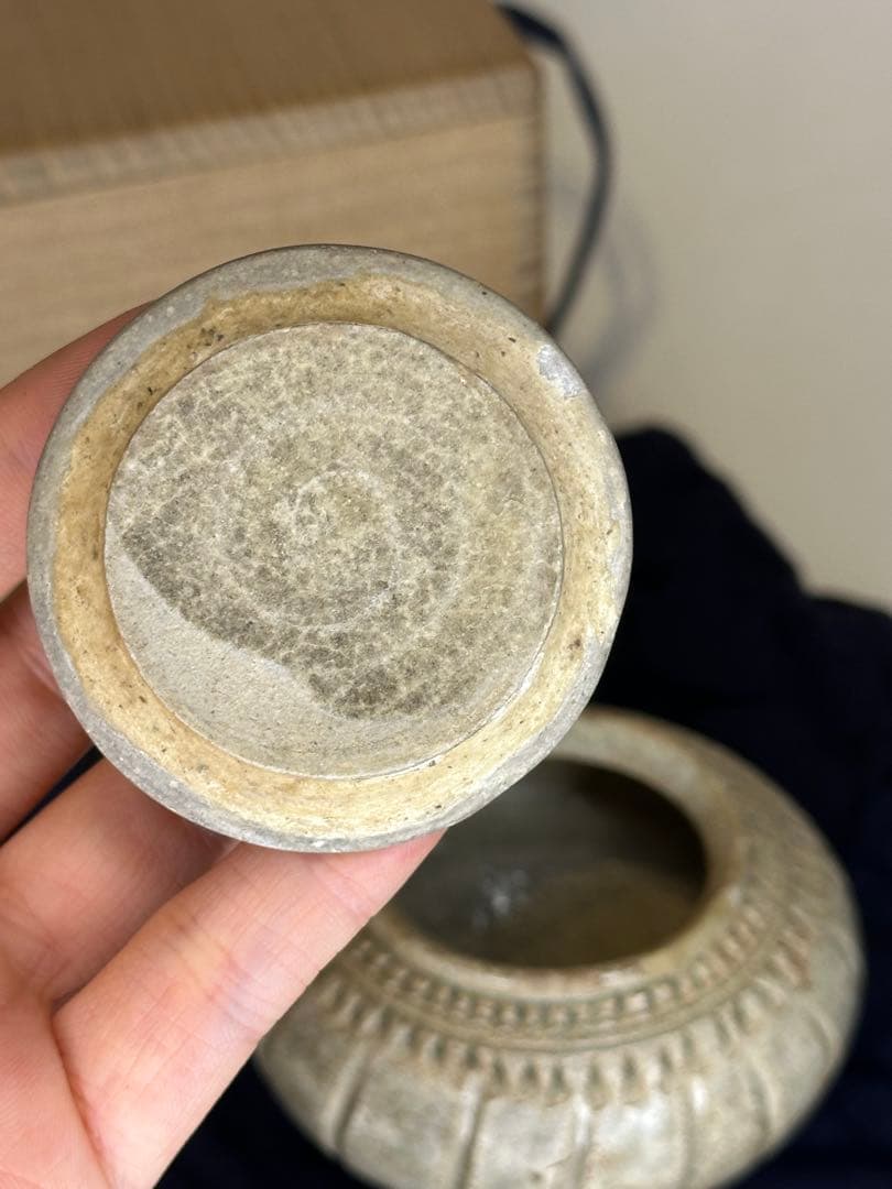 中国宋元時代 高古磁器 香合 小罐 蓮花浮彫蓋 石質感釉 灰白青色 貫入 箱付き