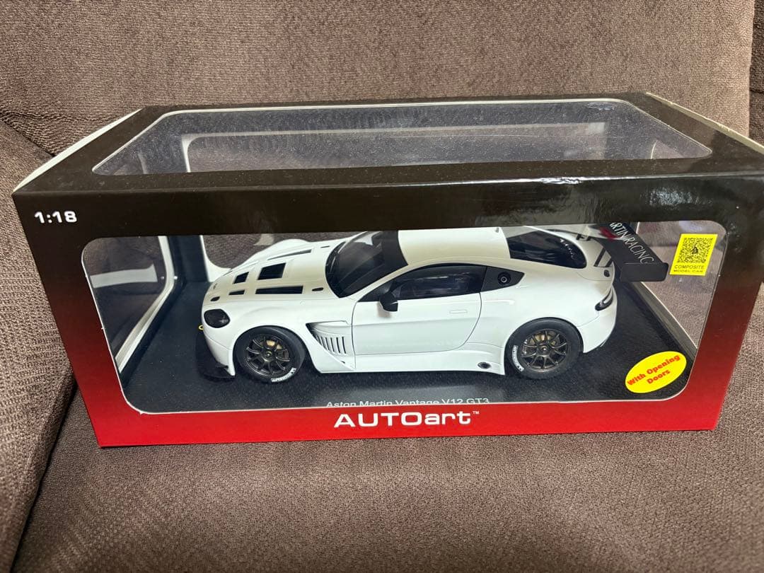 AUTOart Aston Martin Vantage ミニカー1:18