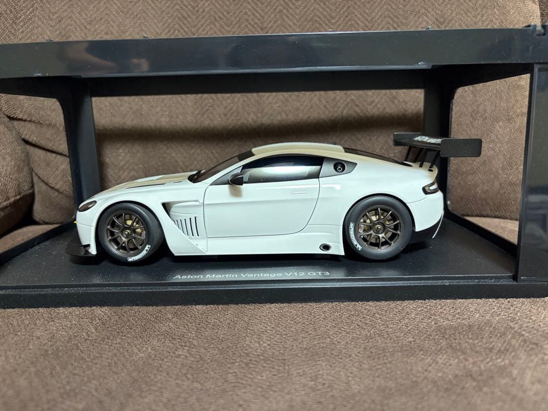 AUTOart Aston Martin Vantage ミニカー1:18