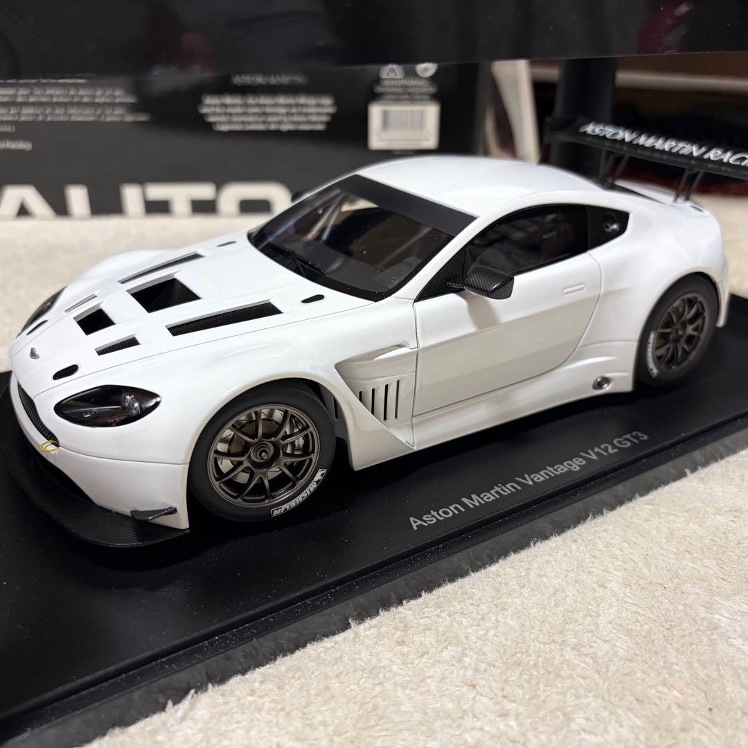 AUTOart Aston Martin Vantage ミニカー1:18