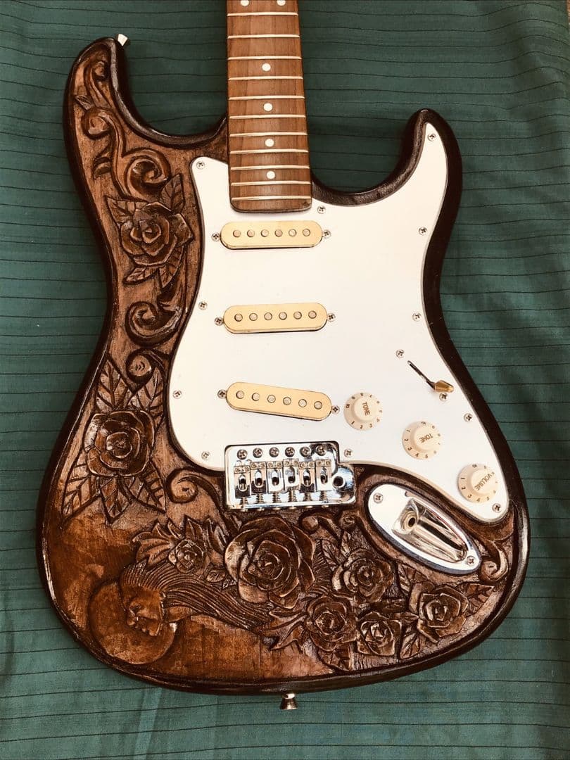 【オーダーメイドで受付中】エレキギター　カスタム　ストラト【木彫】