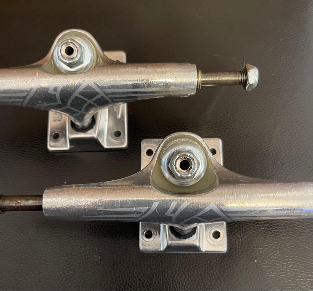 スケートボード トラック THUNDER 147 HLW LIGHT