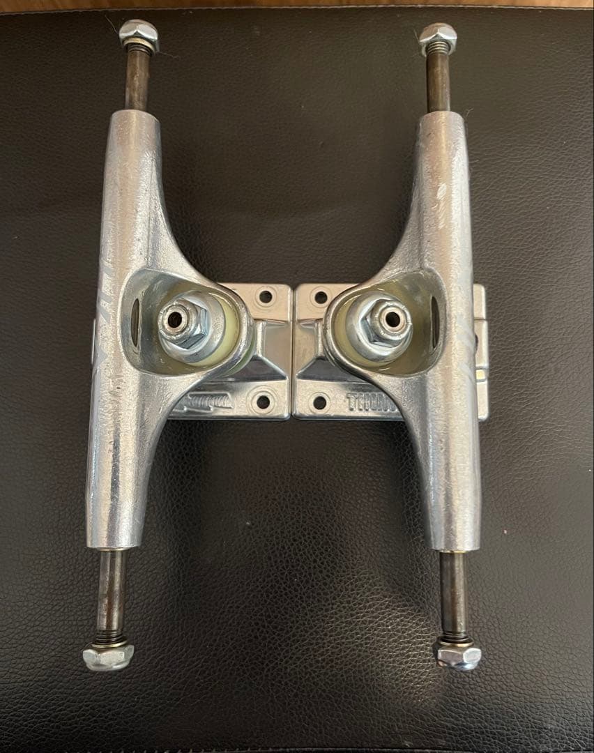 スケートボード トラック THUNDER 147 HLW LIGHT