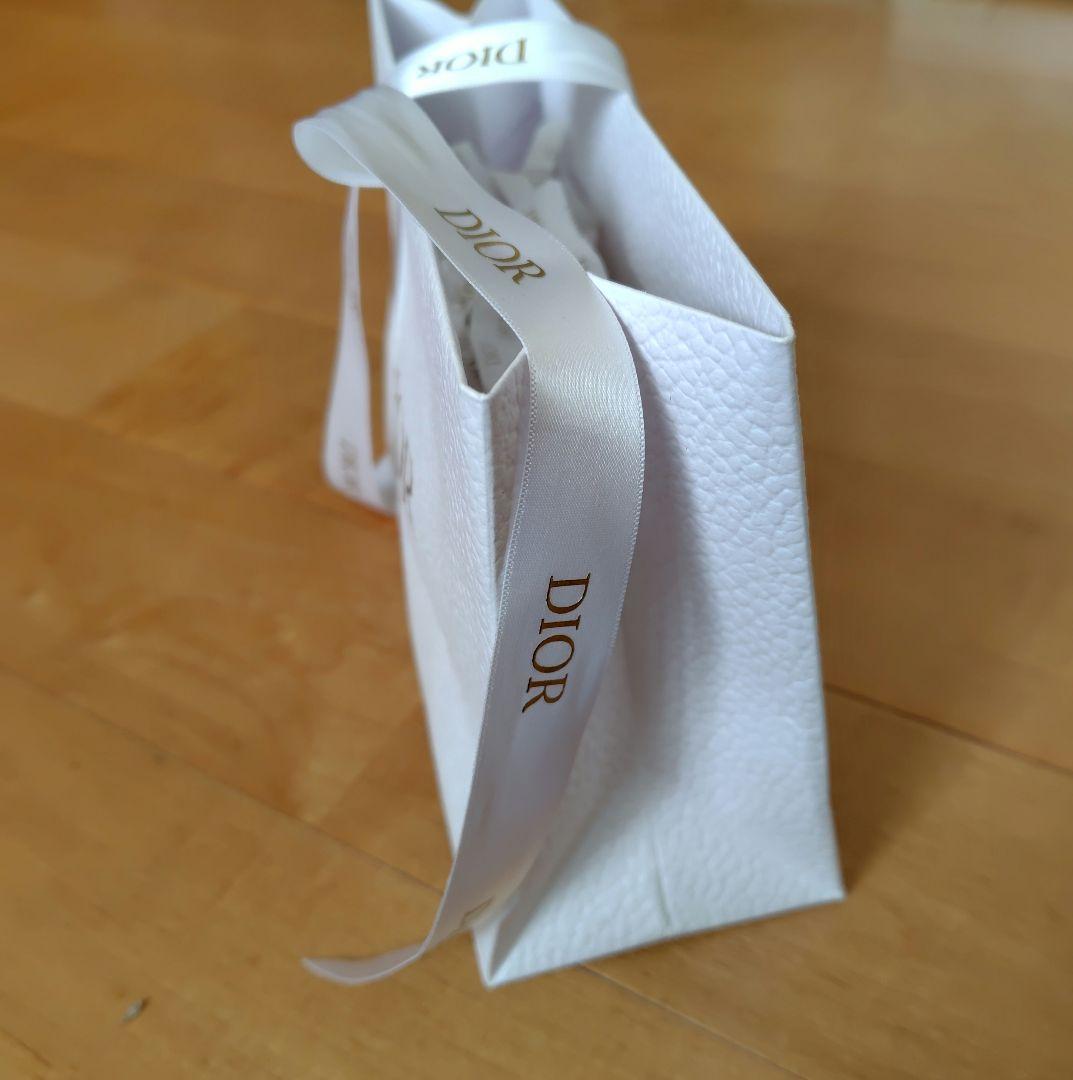 Dior ホワイトショップ袋 ロゴ入りクッション材 リボン付き - メルカリ