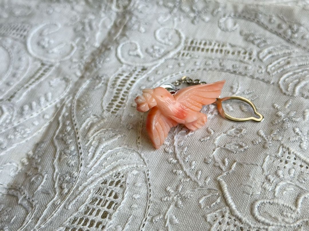 桃珊瑚 幸せのピンクの鳥 ピンブローチ 四葉のクローバー 小鳥