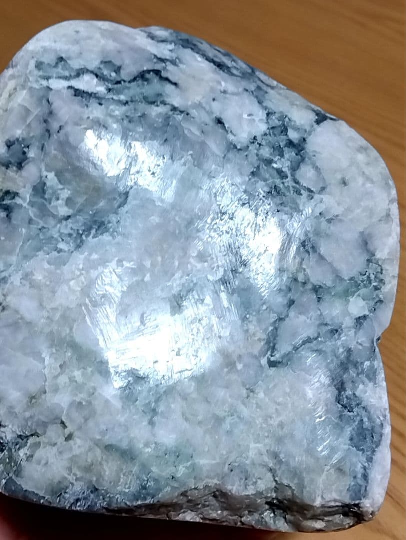 ☆翡翠原石☆糸魚川転石硬玉【横川・川ズレ青・化粧磨き2.3kg】 - メルカリ