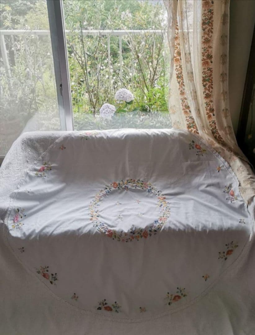 アンティーク花々と蝶の色糸エンブロイダリー ラウンドドイリー