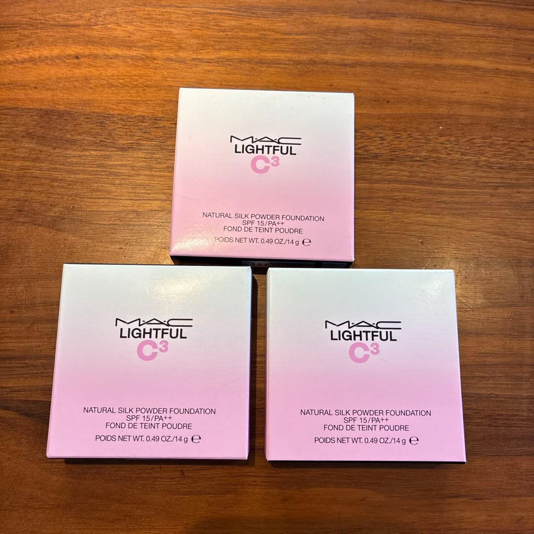 MAC Lightful C3 パウダーファンデーション SPF15