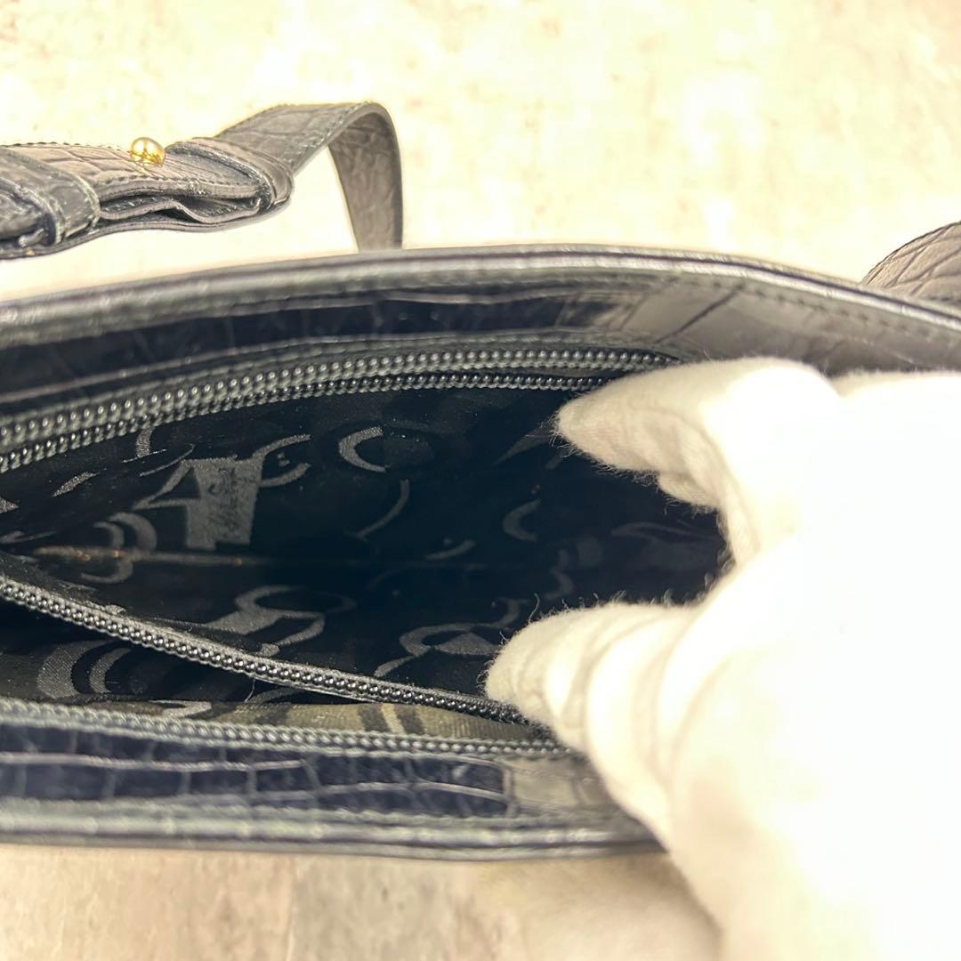 フェラガモ ショルダーバッグ ポシェット 肩掛け クロコ ブラック ヴァラ