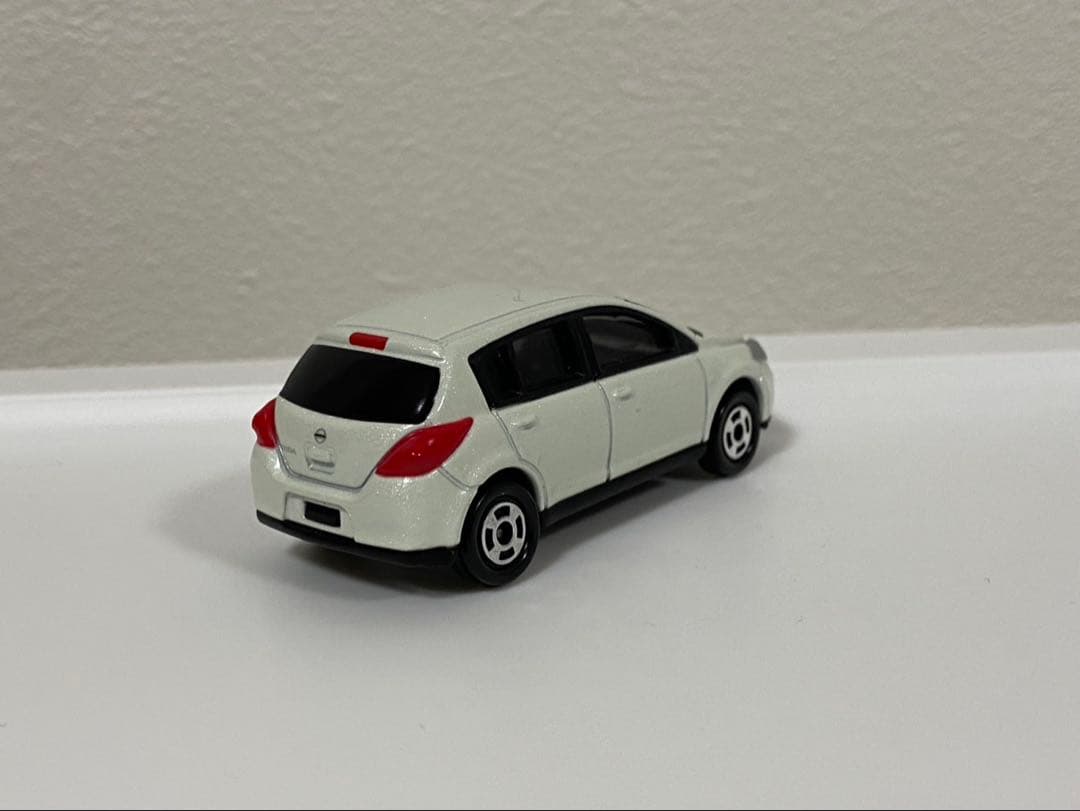 トミカ　日産　ティーダ　ホワイトパール