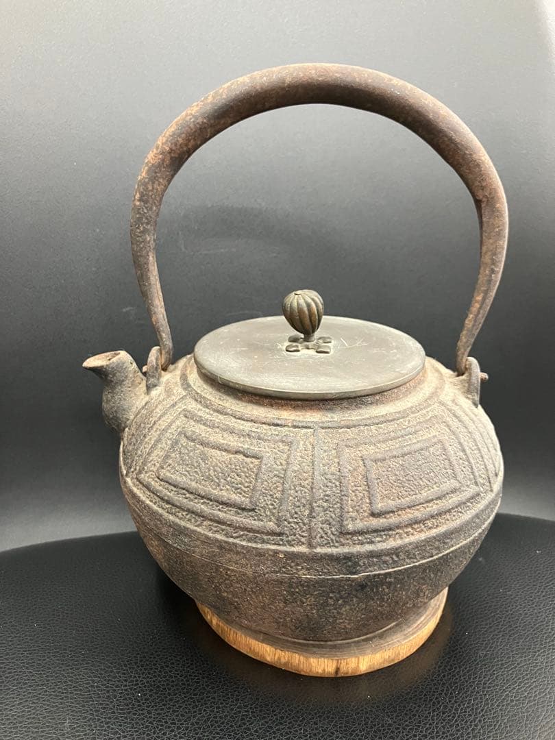 値下げ！龍文堂造　龍文堂　鉄瓶　骨董品　時代物　アンティーク 希少 珍しい 龍文堂造 鉄瓶 本物 約3.40kg古玩 銅蓋 裏蓋刻印有 湯釜