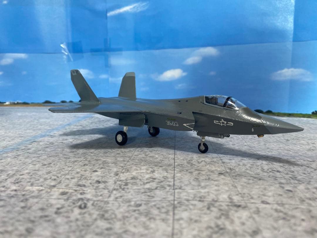 特別価格　J-35 戦闘機　1/72スケールプラモデル完成品