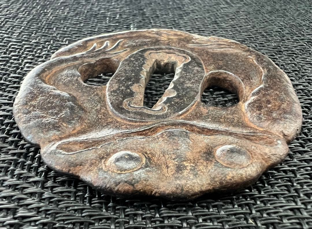 刀装具 刀鍔 蛙文様 鉃地 年代物 無銘 箱付き アンティーク