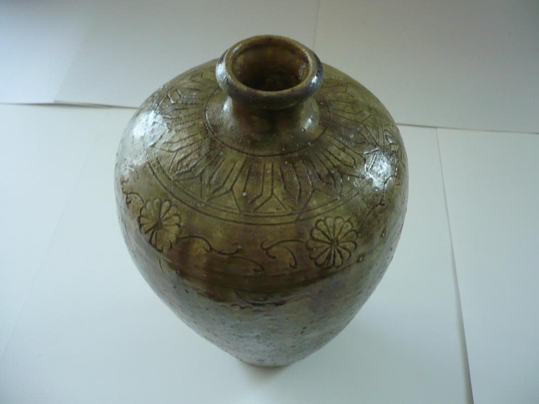 瀬戸焼　刻花紋瓶子　鎌倉時代