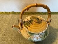 白菊文様京急須と湯のみセット ― 室町風意匠・静けさと調和を楽しむ茶器 ―