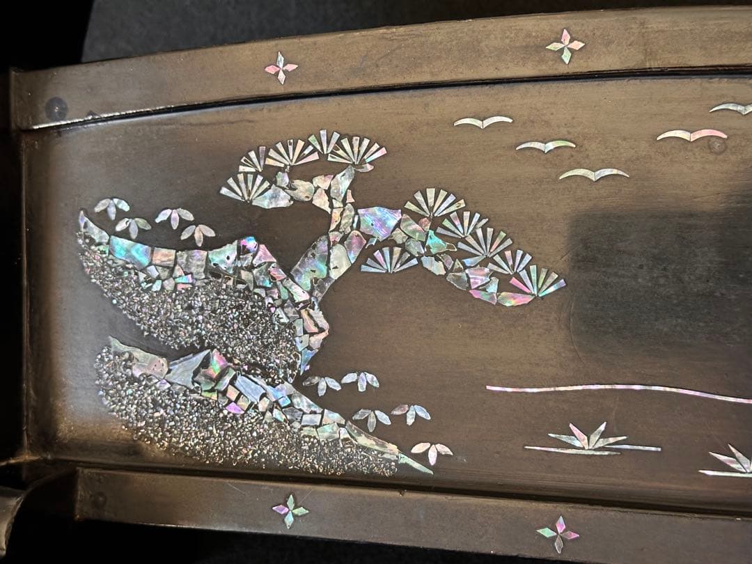 時代物 黒漆塗 螺鈿細工山水人物図 刀掛け 3本掛 高さ約42cm 螺鈿細工