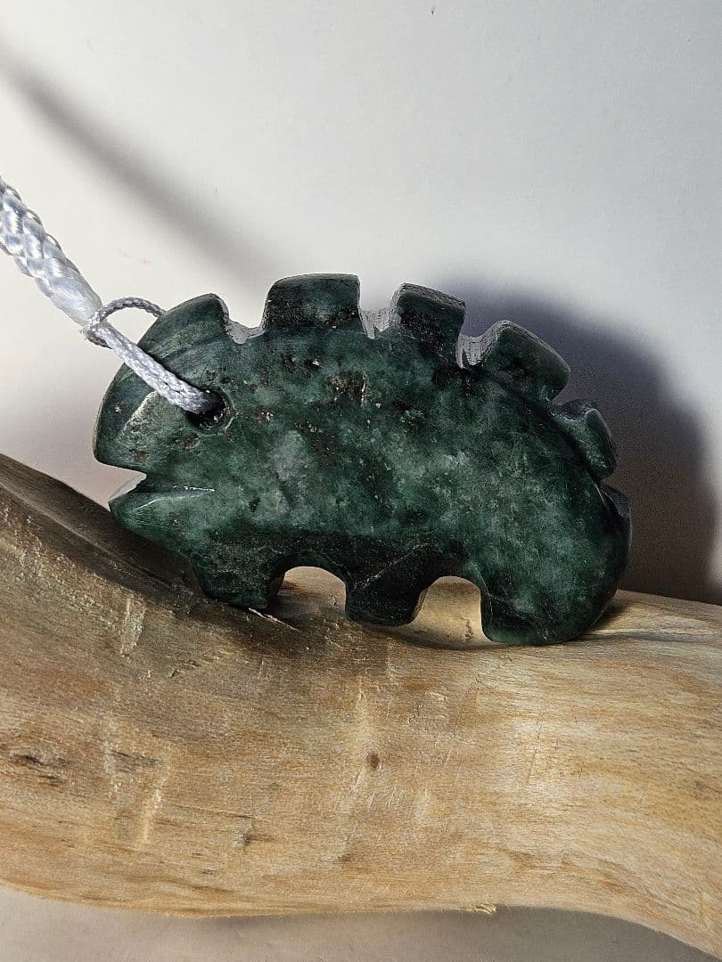 糸魚川 獣型 獣形 翡翠勾玉 - メルカリ