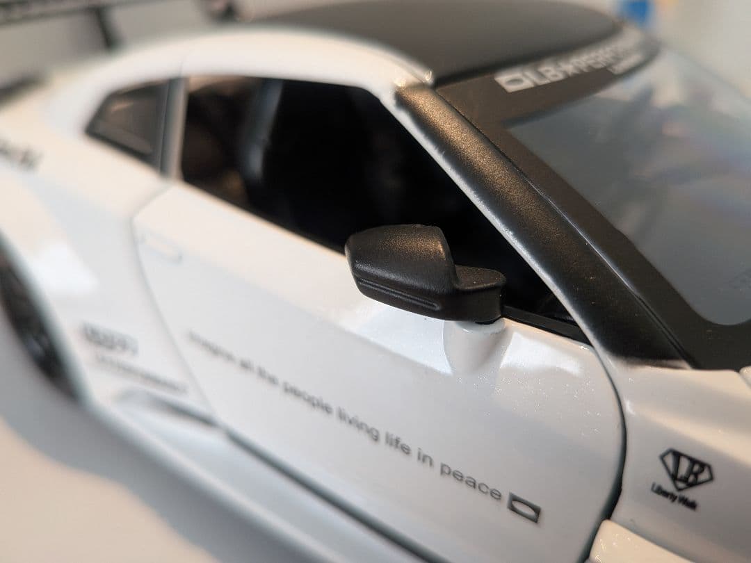 ​LBWK 1/24 R35 GT-R ミニカー フィギュア付 点灯 音 白