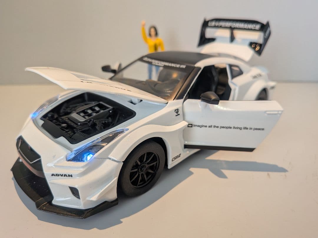 ​LBWK 1/24 R35 GT-R ミニカー フィギュア付 点灯 音 白