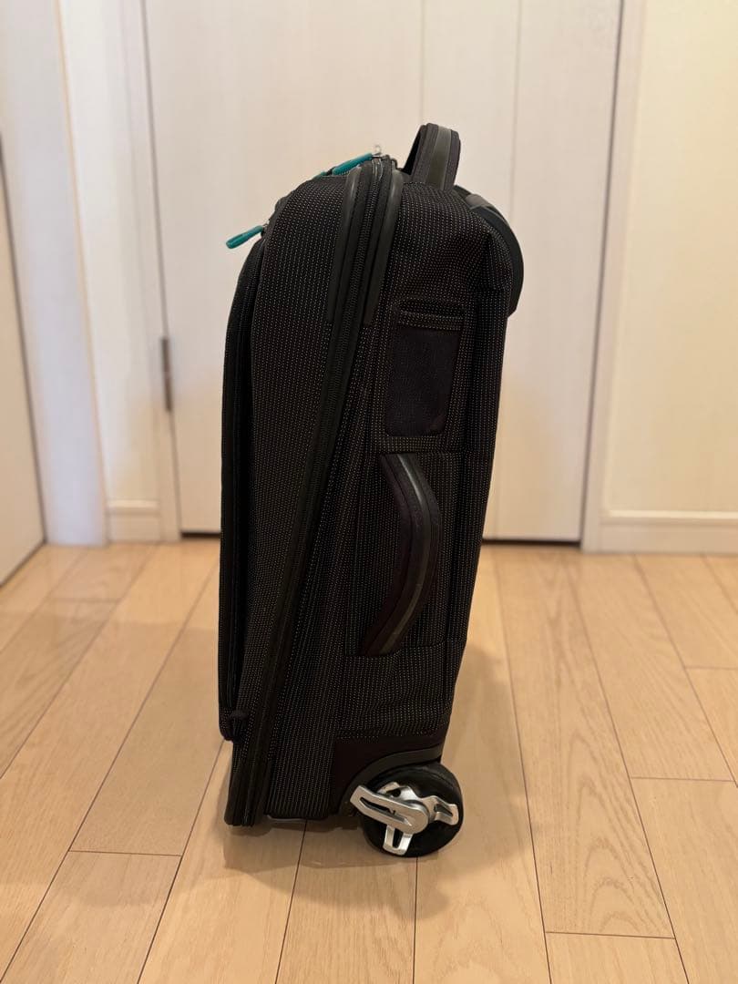 THULE 中型キャリーケース ブラック