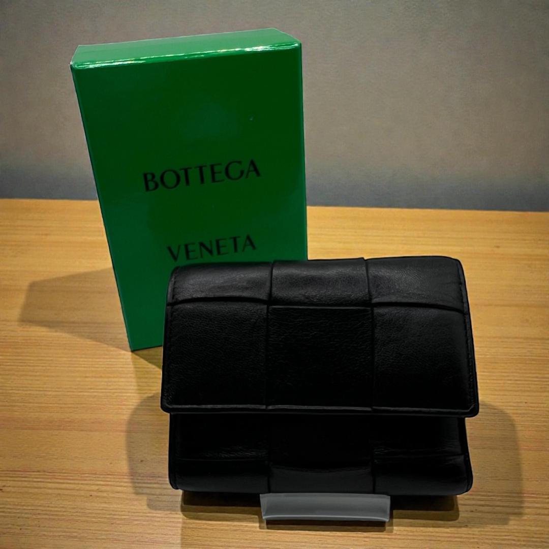 こんけー　BOTTEGA VENETA　黒　カセット レザー三つ折り財布 BOTTEGA VENETA（ボッテガ・ヴェネタ） 三つ折り財布 CASSETTE