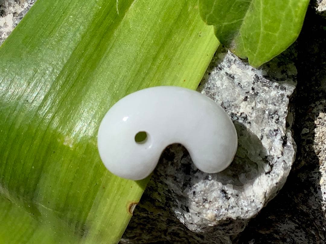 ✳糸魚川翡翠白勾玉‼️ 極上品質の太陽光透過 鑑別書付 お守りに