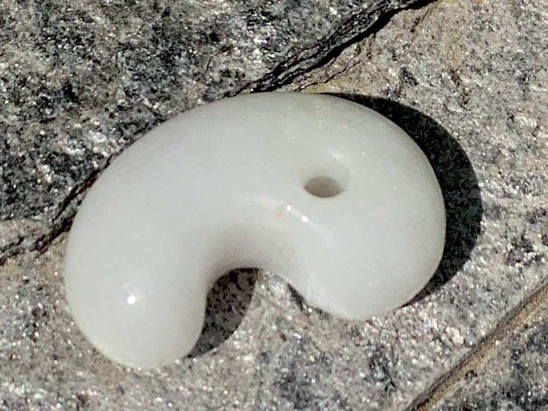 ✳糸魚川翡翠白勾玉‼️ 極上品質の太陽光透過 鑑別書付 お守りに