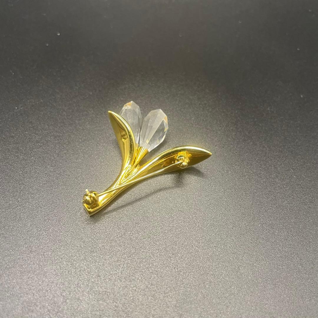 極美品】SWAROVSKIスワロフスキー 花モチーフ ブローチ - メルカリ