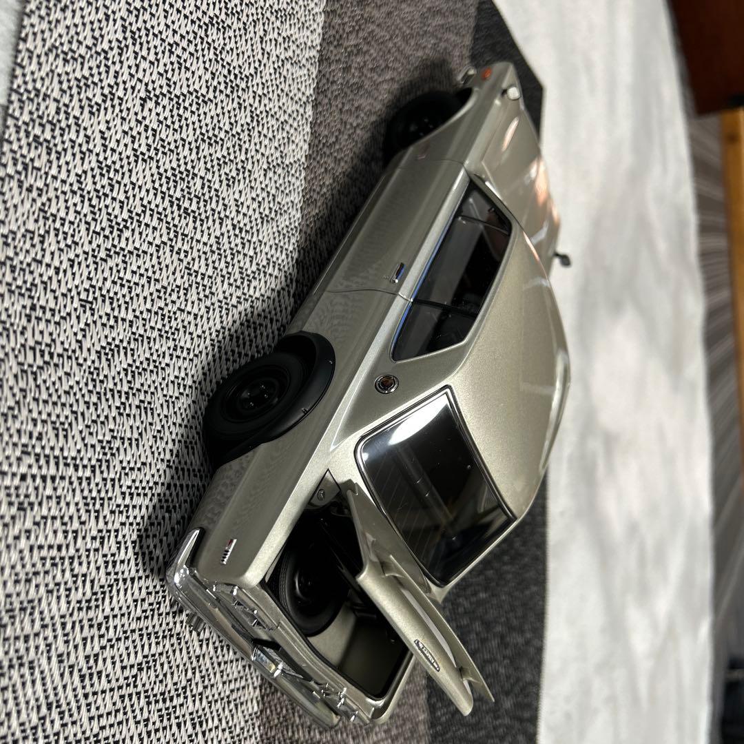 シルバー 1/18スケール ミニカー 4ドア