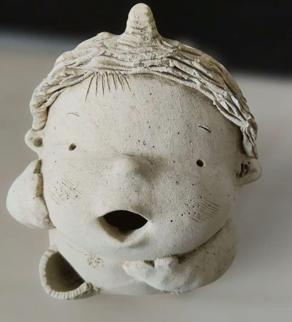 素焼き陶器·花かごを持った三つ編みの女の子と、ツノが愛らしい幼い鬼っ子