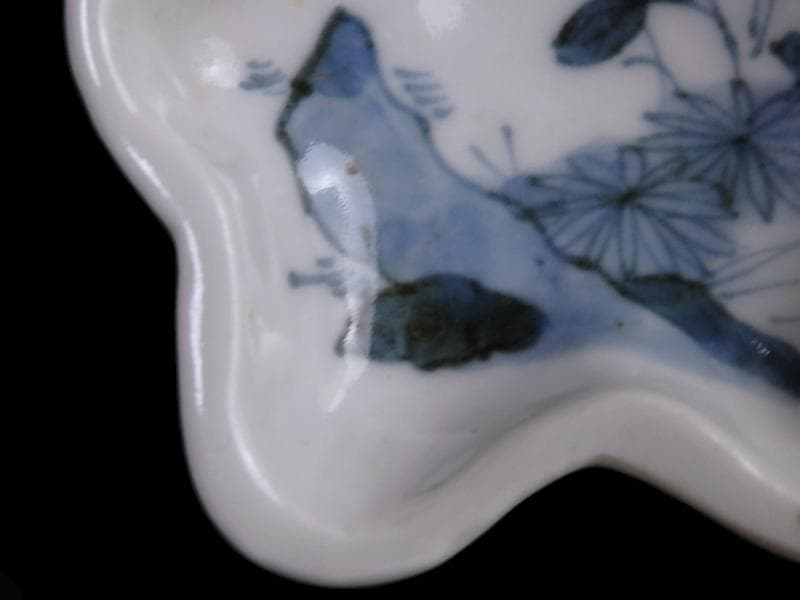 古伊万里　染付　岩に菊の図　梅型変形皿　豆皿　E585AS-CQy