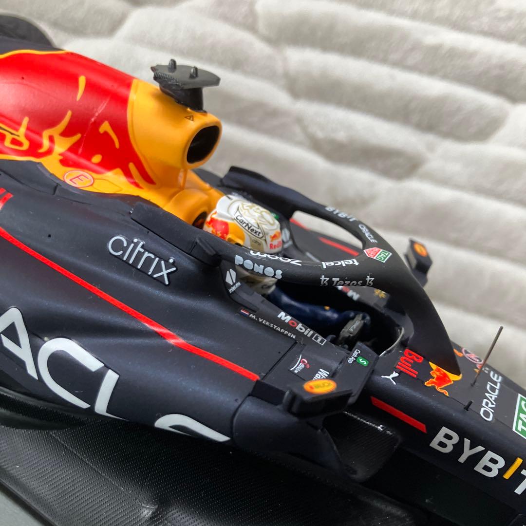 Oracle Red Bull Racing RB18 ミニカー 1/18