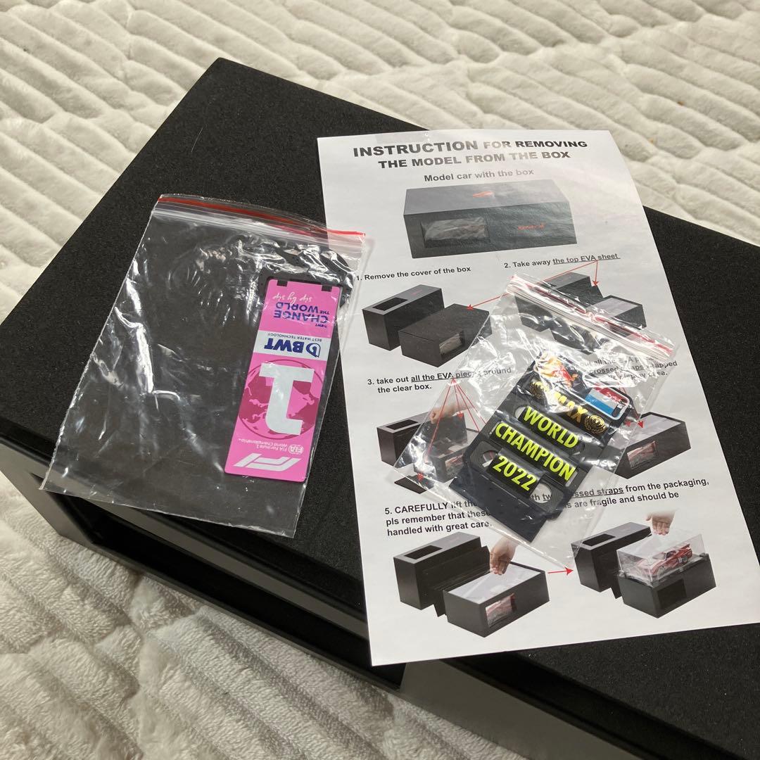 Oracle Red Bull Racing RB18 ミニカー 1/18