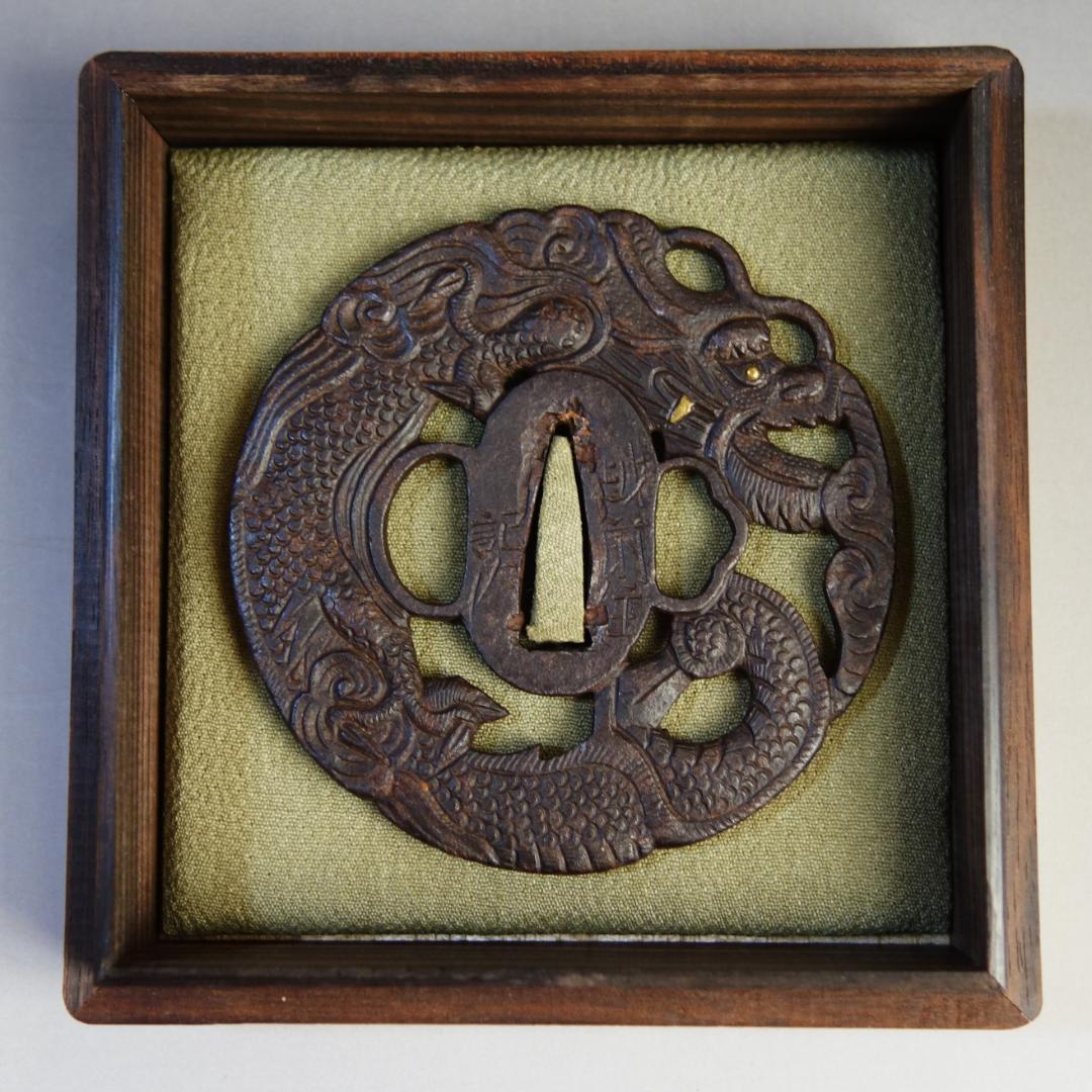 【 在銘 越前住記内 雲龍透鍔 】(鍔箱・布団付) 鍔 鐔 刀装具 武具 骨董