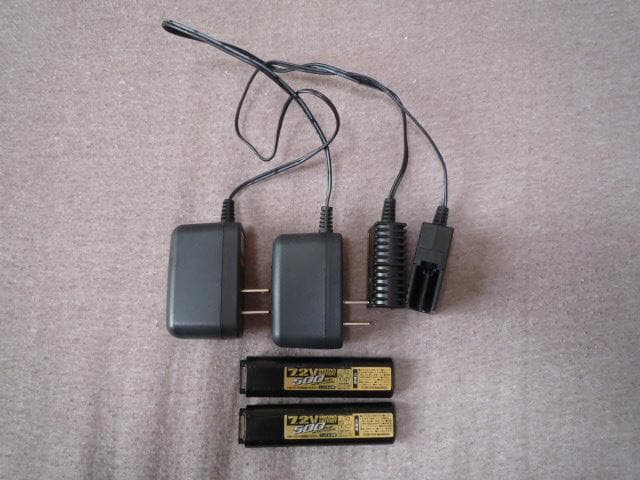 電動ガン グロッグ18c 付属品 マガジン（3）、充電器（2）、バッテリー（2）