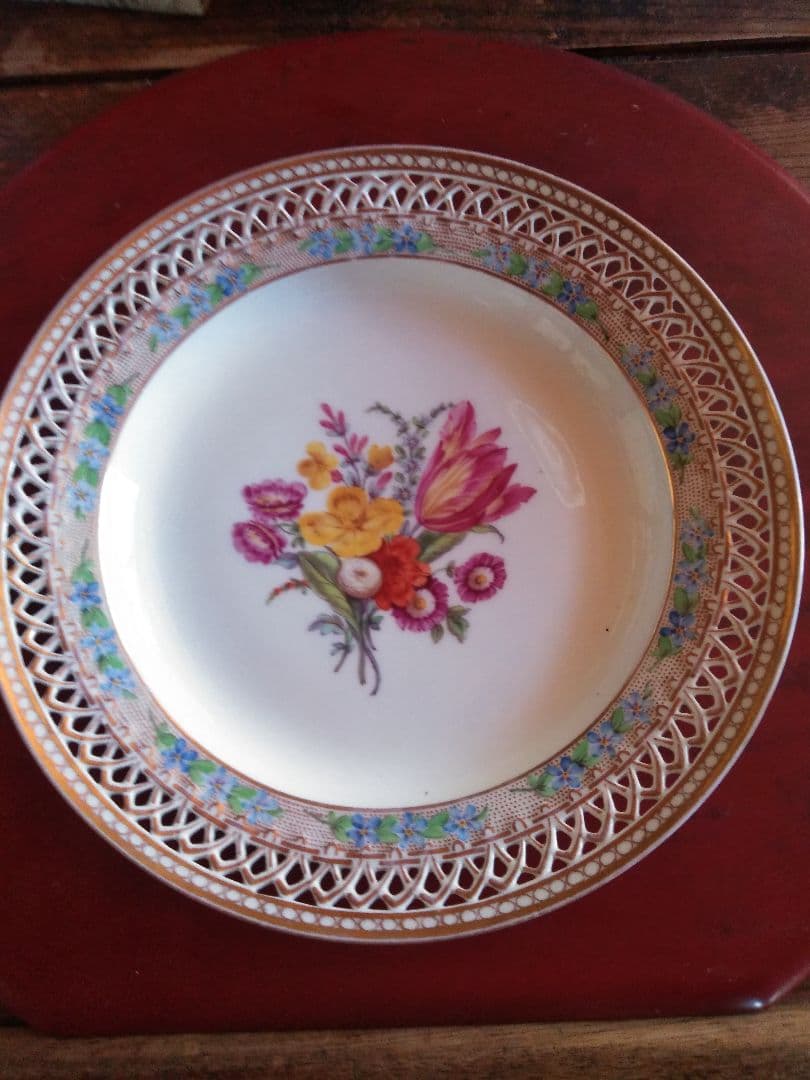 春を呼ぶ可愛い花が描かれたアンティークの飾り皿の通販はau PAY