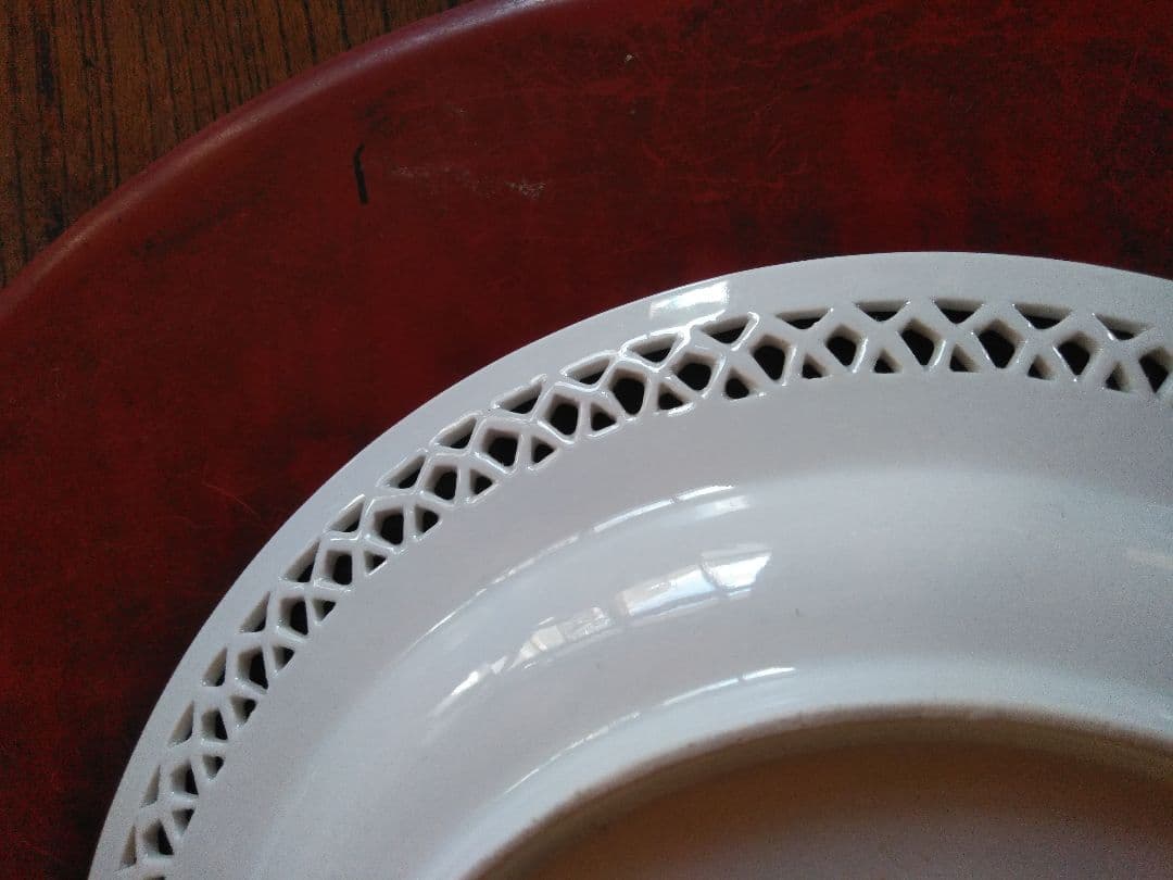 春を呼ぶ可愛い花が描かれたアンティークの飾り皿