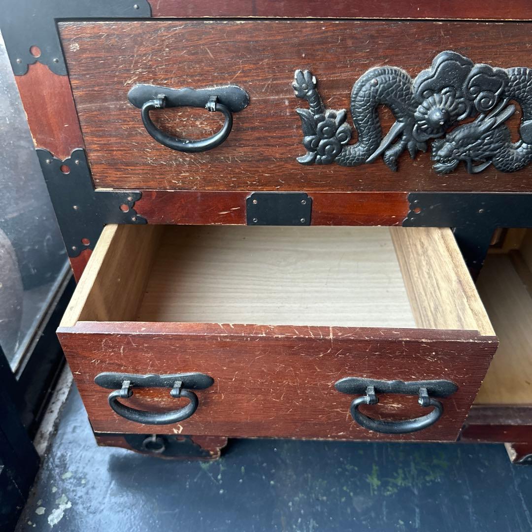 アンティーク木製タンス ドラゴン彫刻付き 車ダンス