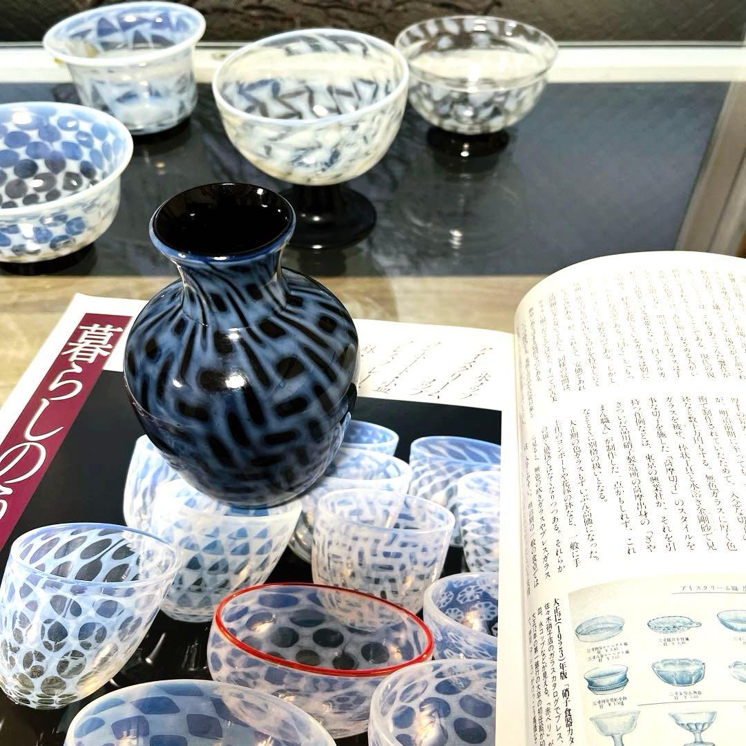 骨董時代ガラス乳白色暈し希少籠目紋臙脂色ガラス小壷花器