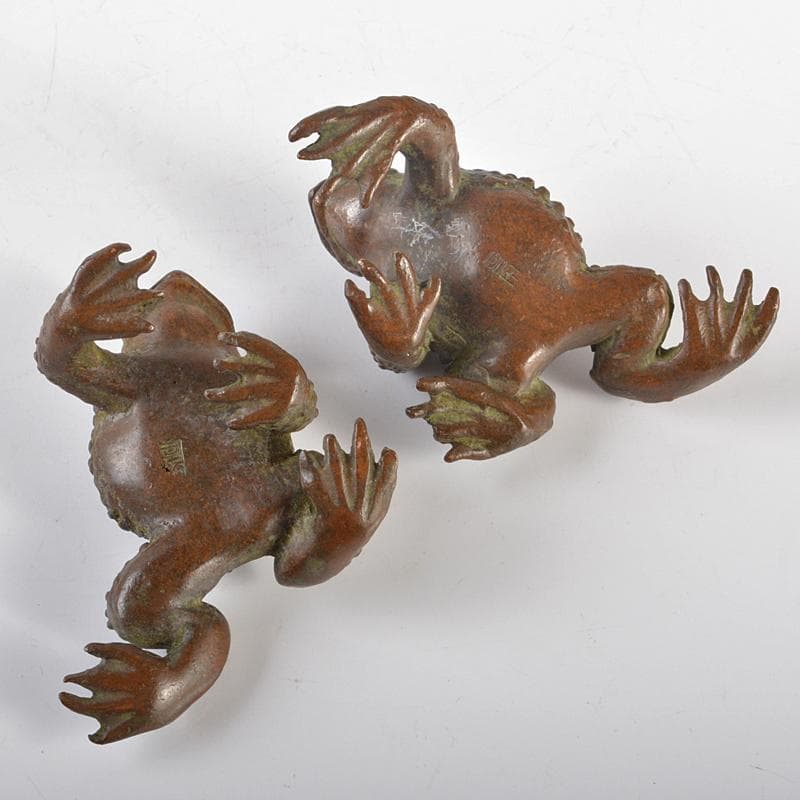 ブロンズ像　古銅　蛙　紙鎮　置物　一對　在銘　C　R6540E