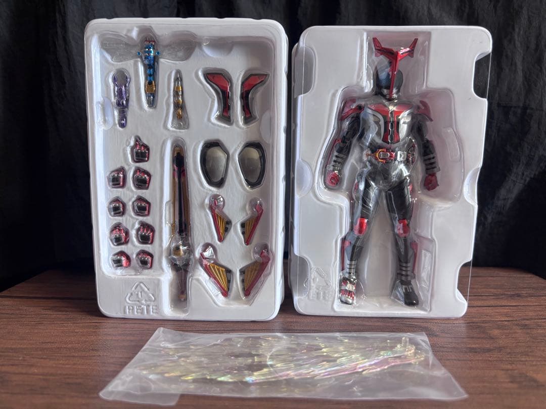 フィギュアーツ 真骨彫製法 仮面ライダーカブト ハイパーフォーム