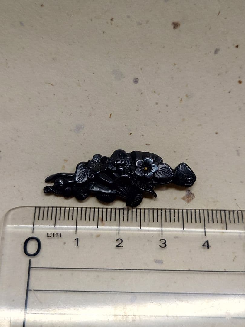 目貫、赤銅地に扇子に植物